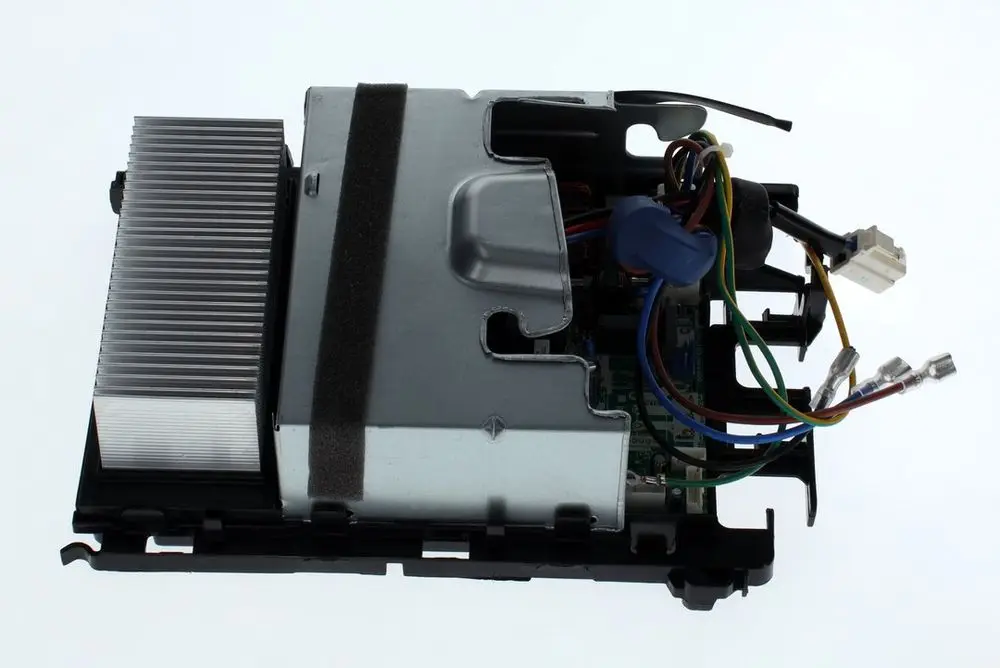 Steuerungseinheit von Bosch mit Kühlkörper und elektrischen Anschlüssen. Sichtbare Platine und Kabelverbindungen.